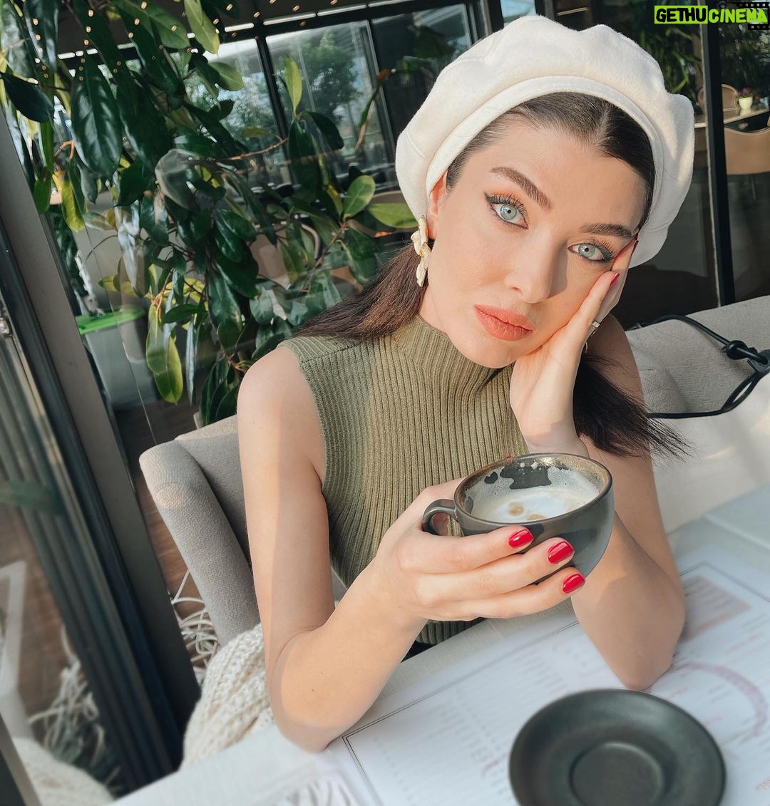 Aslıhan Güner - 294.6K Likes - 👩🏻🎨
Bi baksana? -Hım?