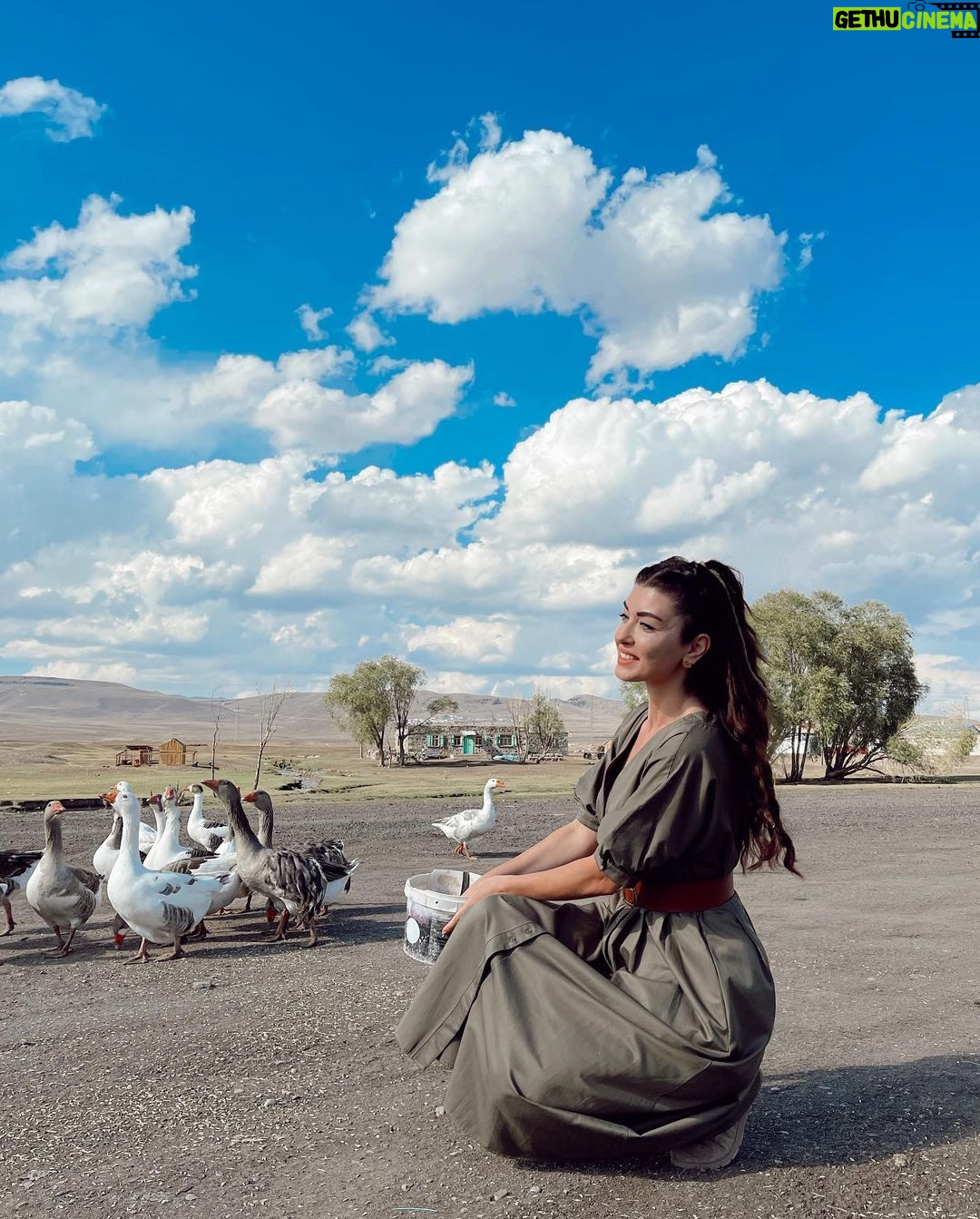 Aslıhan Güner - 336.3K Likes - Tam şu an..🍀😄🤟🏻
Kars..⛰
Tatlış Kazlarım.. 🦆
Ve ben ♥️
📷 : @gulaytekeli 💕