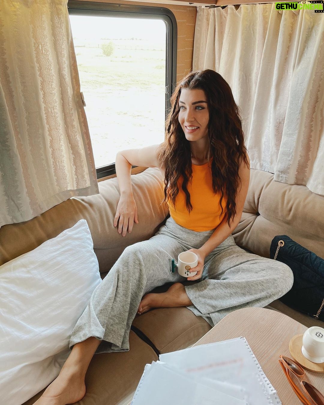 Aslıhan Güner - 359.2K Likes - 🚐🧡📝
Uzak bir şehrin masalındayken..
Sahne arası fotoğrafı.. 🤟🏻
📸: @neslign 💋