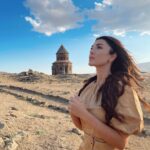 Aslıhan Güner Instagram – Umay..♥️
Gücün,kudretin,bahtın,bolluğun,bereketin sembolü Umay Ana’dan ilhamla..🏹🌬🕊
“Kars doğudaydı… Arpaçay daha da doğudaydı… Arpaçay’ın sarp kayalıklarının üzerinde yükselen Ani kenti, binlerce yıl krallara, imparatorlara, fakire ve zengine, yaşlıya ve gence yuva olmuştu… Surlarının içinde ne hayatlar doğmuş ne ömürler son bulmuştu… Taş ve topraktan ibaret bir hayalet şehir gibi görünürdü Ani… Oysa çetin kışların diyarı Kars’ın koruyucusuydu Ani’nin surları… Ve o surların bağrında, şifalı, kutlu bir kadın saklıydı…🕊
Ani harabelerinin kuzeydoğusunda, kuş gövdeli, çayan kuyruklu bir rölyef bulundu… Bin yıl boyunca, katedralin gölgesi altında uykuya yatmış bu dünyalar güzeli kadının adı Umay Ana’ydı… Çehresi görenlerin yüreğini iyilikle dolduracak kadar aydınlıktı Umay Ana’nın… O, dilden dile dolaşan bir Anadolu Efsanesiydi…”
#Kars #uzakşehrinmasalı #umay @foxturkiye @25film @usmdizifox @mustafasevkidogan Ani Harabeleri/Kars