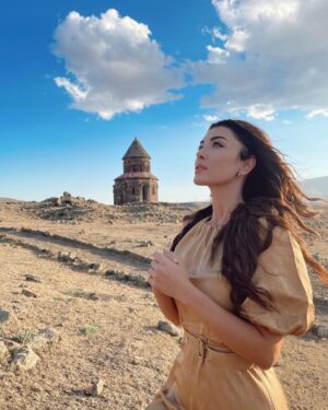 Aslıhan Güner Instagram - Umay..♥️
Gücün,kudretin,bahtın,bolluğun,bereketin sembolü Umay Ana’dan ilhamla..🏹🌬🕊
“Kars doğudaydı... Arpaçay daha da doğudaydı... Arpaçay’ın sarp kayalıklarının üzerinde yükselen Ani kenti, binlerce yıl krallara, imparatorlara, fakire ve zengine, yaşlıya ve gence yuva olmuştu... Surlarının içinde ne hayatlar doğmuş ne ömürler son bulmuştu... Taş ve topraktan ibaret bir hayalet şehir gibi görünürdü Ani... Oysa çetin kışların diyarı Kars’ın koruyucusuydu Ani’nin surları... Ve o surların bağrında, şifalı, kutlu bir kadın saklıydı...🕊
Ani harabelerinin kuzeydoğusunda, kuş gövdeli, çayan kuyruklu bir rölyef bulundu... Bin yıl boyunca, katedralin gölgesi altında uykuya yatmış bu dünyalar güzeli kadının adı Umay Ana’ydı... Çehresi görenlerin yüreğini iyilikle dolduracak kadar aydınlıktı Umay Ana’nın... O, dilden dile dolaşan bir Anadolu Efsanesiydi...”
#Kars #uzakşehrinmasalı #umay @foxturkiye @25film @usmdizifox @mustafasevkidogan