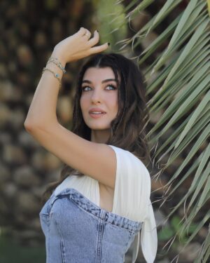 Aslıhan Güner Instagram - Günaydın..🦋
@caddemilliyet röportajımızdan kareler..🎉
Emeği geçen herkese teşekkürlerimle.. 🙏🏻
Röportaj @senemaydinn 
Fotoğraf @ozanguzelce 
Makyaj @pelinpehlivanogluu 
Saç @burakilerii 
Ve @katicoban 
🙏🏻💕🍀