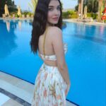 Aslıhan Güner Instagram - 🐚🧜🏻‍♀️🐚 Kırmızı saçlarım olmasa da bir günlük denizkızı sayılır mıyım? Styling: @itsardagurdal ✨ Elbise ve küpe: @raisavanessa ✨ Bodrum, Turkey