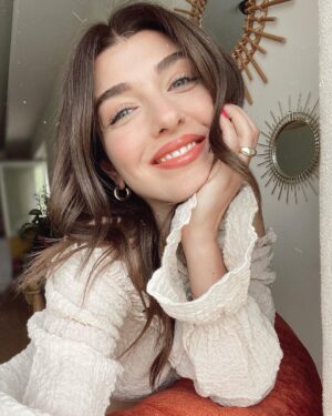 Aslıhan Güner Instagram - Ta taaam💫 
Bir takım sürprizler mi ? 🍀

#comingsoon🤫