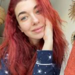 Aslıhan Güner Instagram – Güzel bir pazar..
Hala ağrılı,bitkin,biraz da yorgun ama mutlu..
Daha iyiye doğru güçlendiğimi hissettiğim..
Ve filtresiz,makyajsız,saç baş dağınık,pijamalı..
Öylesine olduğu gibi.. Çabasız 🤍
Dün akşam okuduğum satırlar yeni mottom oldu.. Paylaşmak istedim.. Sevgiyle..🙏🏻
“Direnme,bırak gelsin.İzle,geçip gitsin.” 🍀
Herşeye ve herkese..