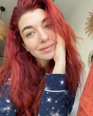 Aslıhan Güner Instagram - Güzel bir pazar..
Hala ağrılı,bitkin,biraz da yorgun ama mutlu..
Daha iyiye doğru güçlendiğimi hissettiğim..
Ve filtresiz,makyajsız,saç baş dağınık,pijamalı..
Öylesine olduğu gibi.. Çabasız 🤍
Dün akşam okuduğum satırlar yeni mottom oldu.. Paylaşmak istedim.. Sevgiyle..🙏🏻
“Direnme,bırak gelsin.İzle,geçip gitsin.” 🍀
Herşeye ve herkese..