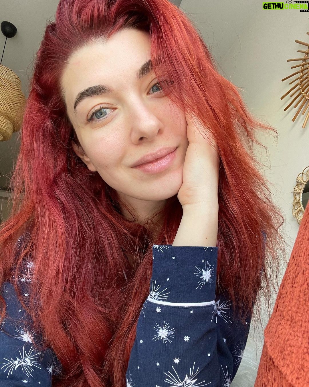Aslıhan Güner - 356.1K Likes - Güzel bir pazar..
Hala ağrılı,bitkin,biraz da yorgun ama mutlu..
Daha iyiye doğru güçlendiğimi hissettiğim..
Ve filtresiz,makyajsız,saç baş dağınık,pijamalı..
Öylesine olduğu gibi.. Çabasız 🤍
Dün akşam okuduğum satırlar yeni mottom oldu.. Paylaşmak istedim.. Sevgiyle..🙏🏻
“Direnme,bırak gelsin.İzle,geçip gitsin.” 🍀
Herşeye ve herkese..