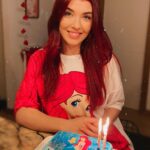 Aslıhan Güner Instagram - Ta taam 🧜🏻‍♀️ Sanki 33 değil 3 yaş doğum günümü kutluyor gibiyim.. 🥰 @yasemingunerr ‘in harika pastası @neslign ‘in tişörtüyle doğum günümü kutluyorum.. 🥳 Ve her şey için teşekkür ediyorum.. Olana bir olmayana bin şükürle 🙏🏻 Bir yaşıma daha girdim.. 💫