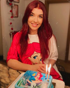 Aslıhan Güner Instagram - Ta taam 🧜🏻‍♀️
Sanki 33 değil 3 yaş doğum günümü kutluyor gibiyim.. 🥰
@yasemingunerr ‘in harika pastası @neslign ‘in tişörtüyle doğum günümü kutluyorum.. 🥳
Ve her şey için teşekkür ediyorum.. 
Olana bir olmayana bin şükürle 🙏🏻
Bir yaşıma daha girdim.. 💫