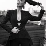 Aslıhan Güner Instagram - 🎩 Yükseklerde bir yerlerde.. Fotoğraf @cemtalu ✨ Styling @yukselozgur 🤍 Makyaj @alevkaya 💋 Saç @mutluahmet.sinan 🤍