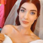 Aslıhan Güner Instagram - ✨👰🏻‍♀️✨ Yıldız'ımın masalı gerçek mi oluyor? Heyecanı çoook! ♥️ Cumartesi günü saat: 20.00 'da @showtv ‘de.. Hepiniz davetlisiniz .. Bekliyoruz! Gelinlik @maison.ju ✨ Saç @djncerkaya ✨ Makyaj @lorinleylas ✨
