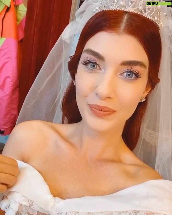 Aslıhan Güner Instagram - ✨👰🏻‍♀️✨ Yıldız'ımın masalı gerçek mi oluyor? Heyecanı çoook! ♥️ Cumartesi günü saat: 20.00 'da @showtv ‘de.. Hepiniz davetlisiniz .. Bekliyoruz! Gelinlik @maison.ju ✨ Saç @djncerkaya ✨ Makyaj @lorinleylas ✨