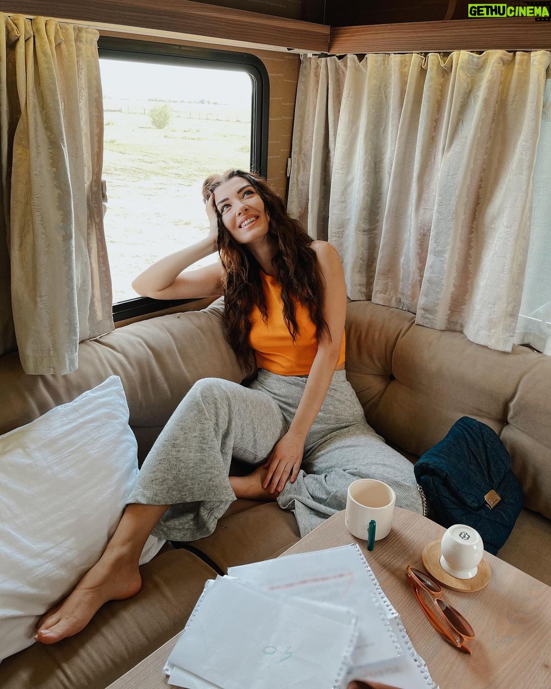 Aslıhan Güner - 359.2K Likes - 🚐🧡📝
Uzak bir şehrin masalındayken..
Sahne arası fotoğrafı.. 🤟🏻
📸: @neslign 💋