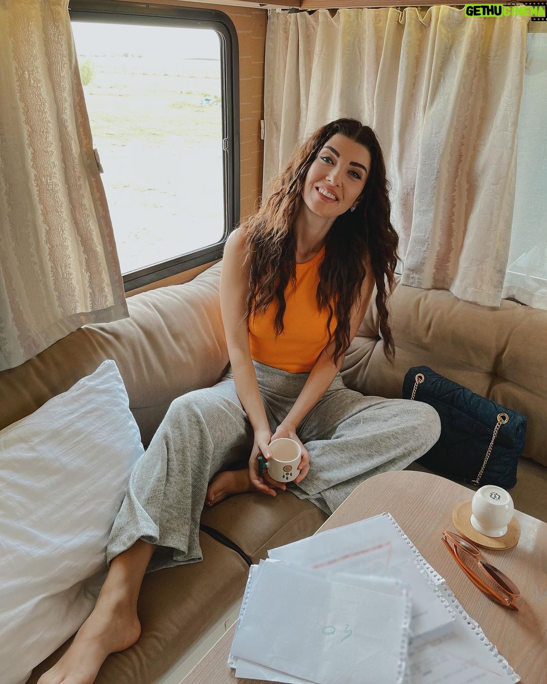 Aslıhan Güner - 359.2K Likes - 🚐🧡📝
Uzak bir şehrin masalındayken..
Sahne arası fotoğrafı.. 🤟🏻
📸: @neslign 💋