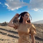 Aslıhan Güner Instagram – Umay..♥️
Gücün,kudretin,bahtın,bolluğun,bereketin sembolü Umay Ana’dan ilhamla..🏹🌬🕊
“Kars doğudaydı… Arpaçay daha da doğudaydı… Arpaçay’ın sarp kayalıklarının üzerinde yükselen Ani kenti, binlerce yıl krallara, imparatorlara, fakire ve zengine, yaşlıya ve gence yuva olmuştu… Surlarının içinde ne hayatlar doğmuş ne ömürler son bulmuştu… Taş ve topraktan ibaret bir hayalet şehir gibi görünürdü Ani… Oysa çetin kışların diyarı Kars’ın koruyucusuydu Ani’nin surları… Ve o surların bağrında, şifalı, kutlu bir kadın saklıydı…🕊
Ani harabelerinin kuzeydoğusunda, kuş gövdeli, çayan kuyruklu bir rölyef bulundu… Bin yıl boyunca, katedralin gölgesi altında uykuya yatmış bu dünyalar güzeli kadının adı Umay Ana’ydı… Çehresi görenlerin yüreğini iyilikle dolduracak kadar aydınlıktı Umay Ana’nın… O, dilden dile dolaşan bir Anadolu Efsanesiydi…”
#Kars #uzakşehrinmasalı #umay @foxturkiye @25film @usmdizifox @mustafasevkidogan Ani Harabeleri/Kars