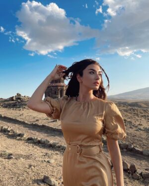 Aslıhan Güner Instagram - Umay..♥️
Gücün,kudretin,bahtın,bolluğun,bereketin sembolü Umay Ana’dan ilhamla..🏹🌬🕊
“Kars doğudaydı... Arpaçay daha da doğudaydı... Arpaçay’ın sarp kayalıklarının üzerinde yükselen Ani kenti, binlerce yıl krallara, imparatorlara, fakire ve zengine, yaşlıya ve gence yuva olmuştu... Surlarının içinde ne hayatlar doğmuş ne ömürler son bulmuştu... Taş ve topraktan ibaret bir hayalet şehir gibi görünürdü Ani... Oysa çetin kışların diyarı Kars’ın koruyucusuydu Ani’nin surları... Ve o surların bağrında, şifalı, kutlu bir kadın saklıydı...🕊
Ani harabelerinin kuzeydoğusunda, kuş gövdeli, çayan kuyruklu bir rölyef bulundu... Bin yıl boyunca, katedralin gölgesi altında uykuya yatmış bu dünyalar güzeli kadının adı Umay Ana’ydı... Çehresi görenlerin yüreğini iyilikle dolduracak kadar aydınlıktı Umay Ana’nın... O, dilden dile dolaşan bir Anadolu Efsanesiydi...”
#Kars #uzakşehrinmasalı #umay @foxturkiye @25film @usmdizifox @mustafasevkidogan