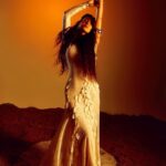 Aslıhan Güner Instagram – ⏳
Close your eyes..
Only then you will feel the power in your wings..🪽✨