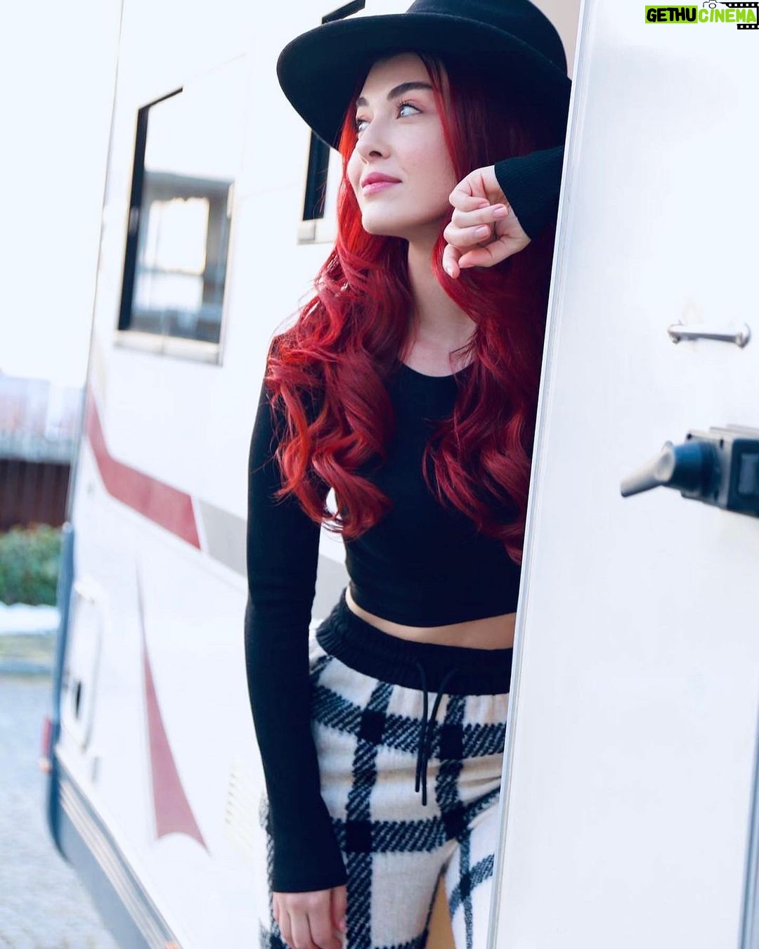 Aslıhan Güner - 377.9K Likes - Karavan;İkinci evim🤠🤟🏻
Set🖤