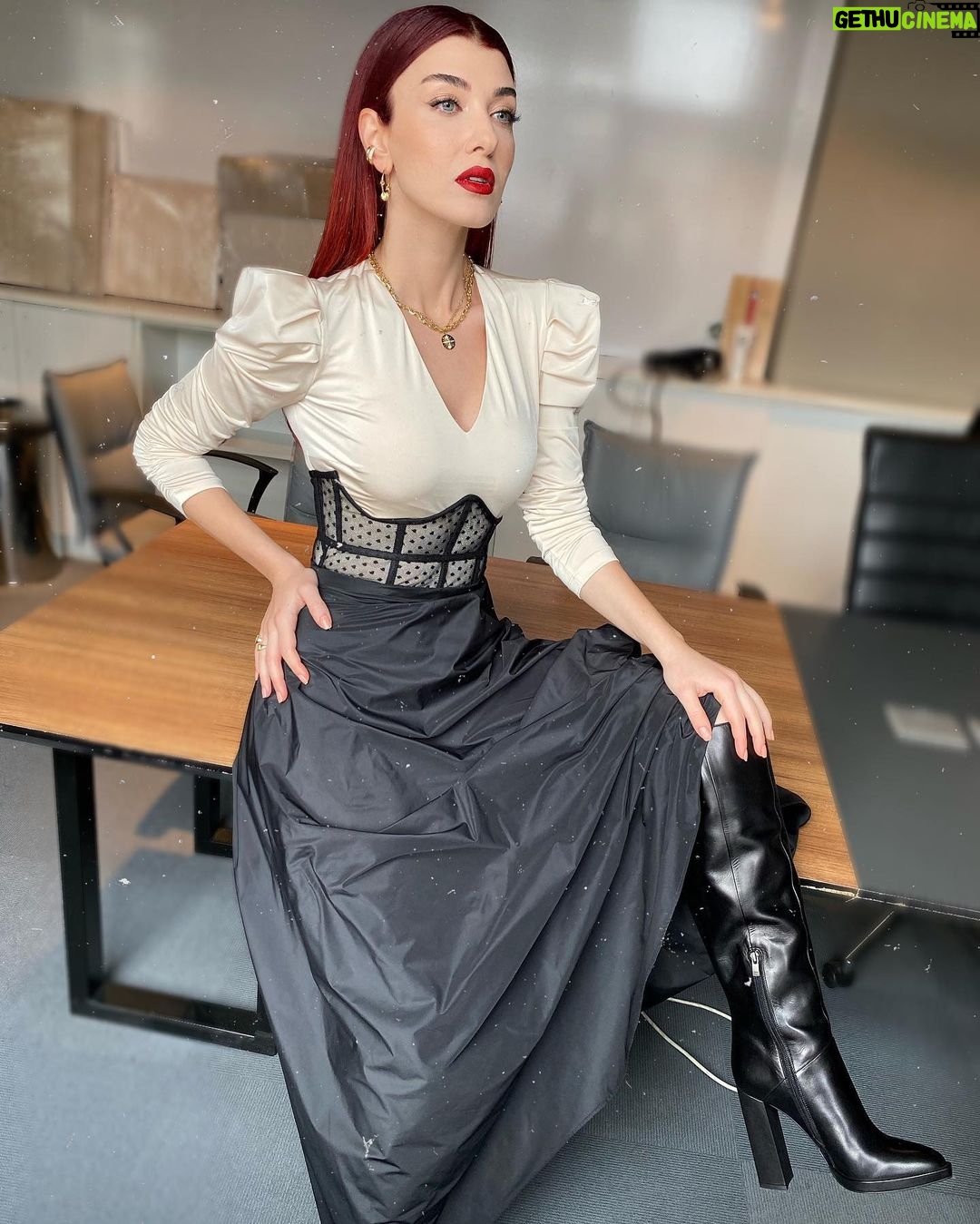 Aslıhan Güner - 458.6K Likes - 💋
Küçük bir yılbaşı sürprizimiz var da..🎊
Styling @yukselozgur ♥️
Make up @serhatsenn 💋
Hair @nesriincann 🔥