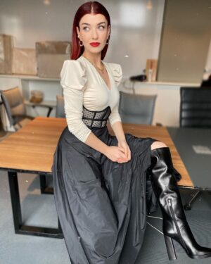 Aslıhan Güner Instagram - 💋
Küçük bir yılbaşı sürprizimiz var da..🎊
Styling @yukselozgur ♥️
Make up @serhatsenn 💋
Hair @nesriincann 🔥
