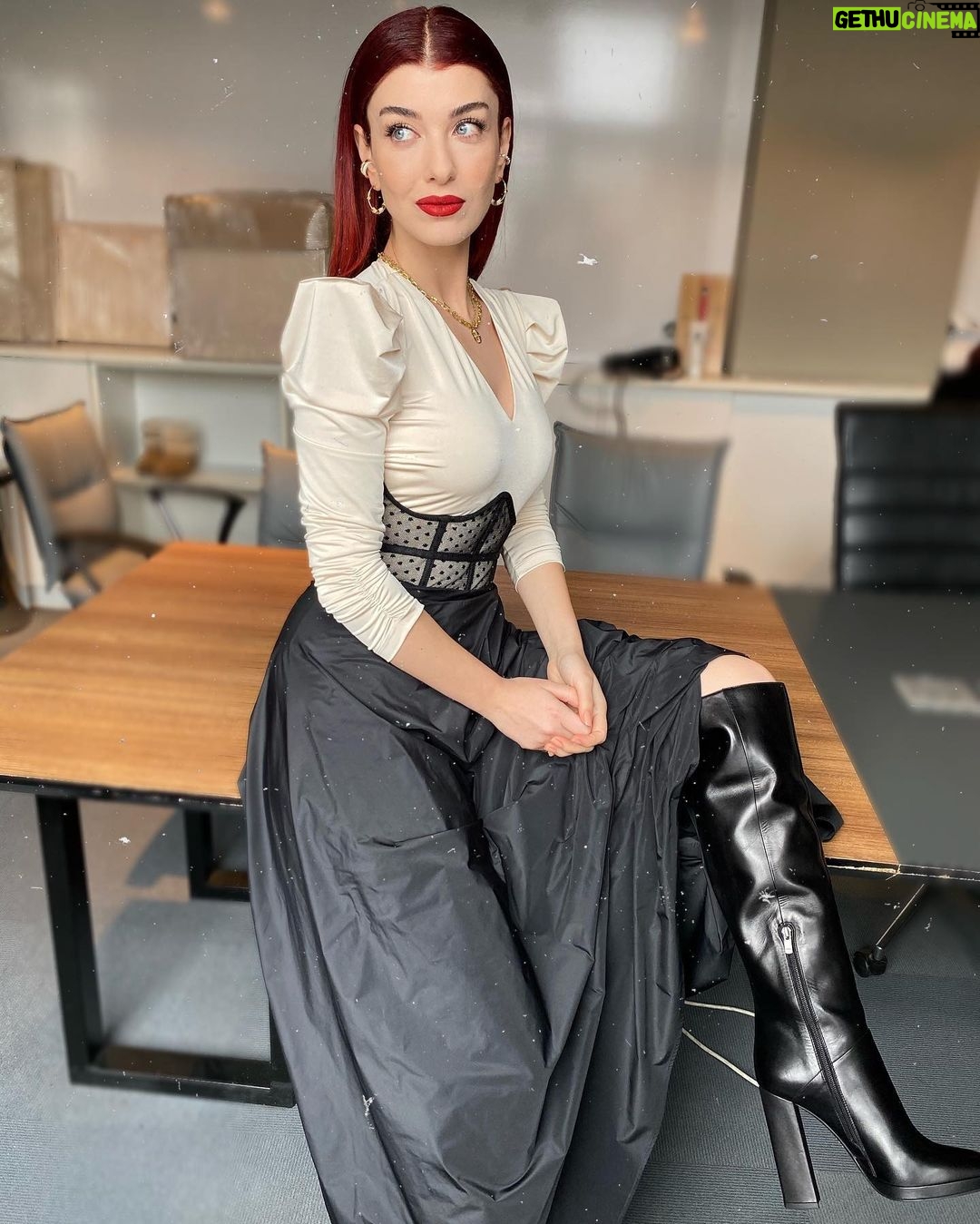 Aslıhan Güner - 458.6K Likes - 💋
Küçük bir yılbaşı sürprizimiz var da..🎊
Styling @yukselozgur ♥️
Make up @serhatsenn 💋
Hair @nesriincann 🔥
