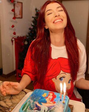 Aslıhan Güner Instagram - Ta taam 🧜🏻‍♀️
Sanki 33 değil 3 yaş doğum günümü kutluyor gibiyim.. 🥰
@yasemingunerr ‘in harika pastası @neslign ‘in tişörtüyle doğum günümü kutluyorum.. 🥳
Ve her şey için teşekkür ediyorum.. 
Olana bir olmayana bin şükürle 🙏🏻
Bir yaşıma daha girdim.. 💫