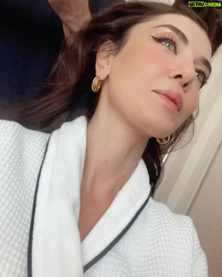 Aslıhan Güner Instagram - 📸🌪️✨ Biraz da #backstage @magdergi 🥂