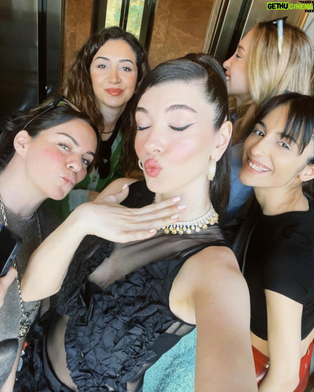 Aslıhan Güner Instagram - 📸🌪️✨ Biraz da #backstage @magdergi 🥂