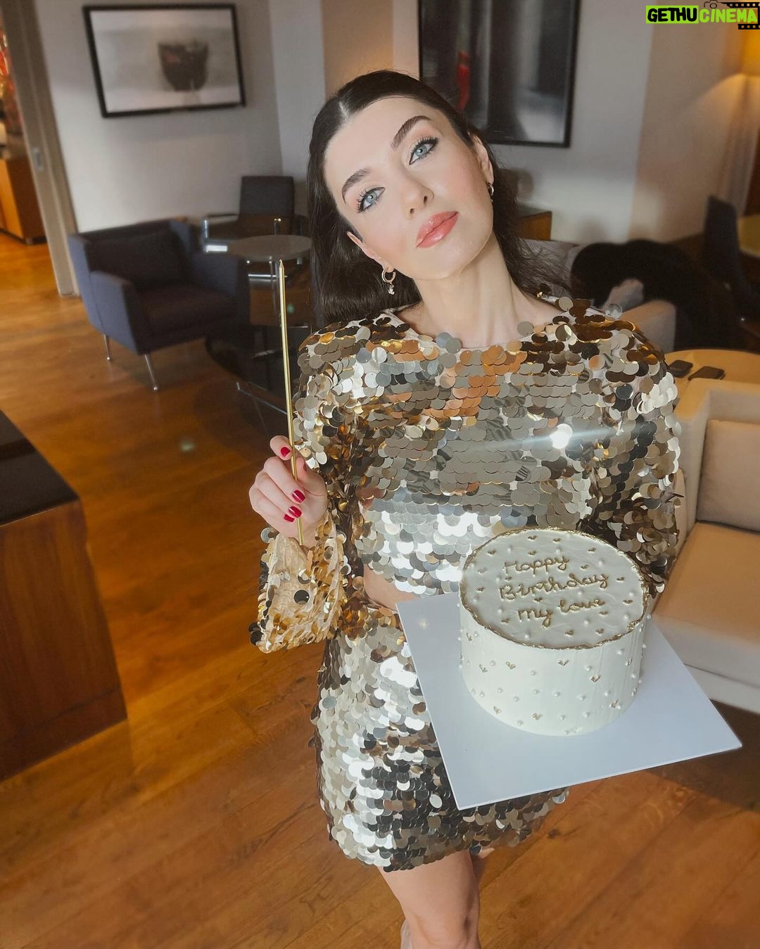 Aslıhan Güner Instagram - 🎂✨🥂🤍 Yeni yaşıma biraz ışıltılı başlamak istedim.. 🪄 İyi ki! Her şeye.. 🙏🏻 #happybithdaytome