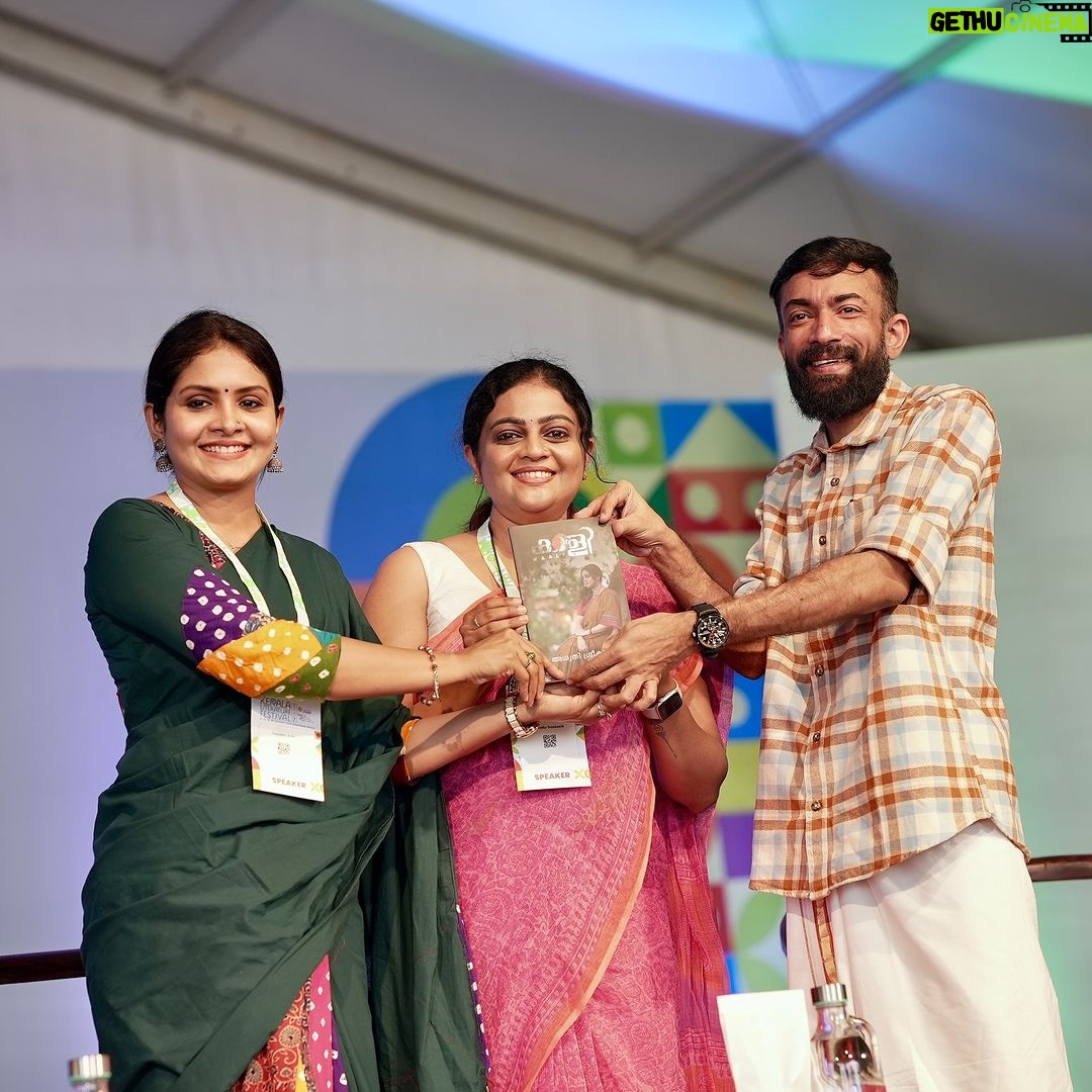 Aswathy Sreekanth Instagram - കാളി ഇറങ്ങി ❤️ അത്രമേൽ പ്രിയപ്പെട്ട ബിപിൻ ചേട്ടനും ഗായത്രിയും ചേർന്ന് ഇന്ന് കെ എൽ എഫിന്റെ നിറഞ്ഞ വേദിയിൽ വച്ചാണ് പ്രകാശനം നിർവഹിച്ചത്. ഡി സി ബുക്സിന്റെ എല്ലാ ഷോറൂമുകളിലും ഉടനെ പുസ്തകം ലഭ്യമാകും. വായിക്കണം, അഭിപ്രായം അറിയിക്കണം. എല്ലാവർക്കും നന്ദി, സ്നേഹം ❤️ Book cover design @7733px Cover photo @unaiseadivadu Illustration @vr.ragesh Published by @dcbooks