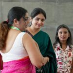 Aswathy Sreekanth Instagram - അച്ഛപ്പം കഥകളുടെ ഗായത്രി, അച്ഛന്റെ ഗായത്രി ! നർമവും നോവും പാകത്തിൽ ചേർത്ത് ഗായത്രി എഴുതിയ കഥകളെക്കുറിച്ച് ഇന്നലെ കെ എൽ എഫ് വേദിയിൽ സംസാരിച്ചു. പോകാനിരിക്കുന്ന യാത്രകളെ കുറിച്ചും വരാനിരിക്കുന്ന പുസ്തകത്തെ കുറിച്ചും സംസാരിച്ചു. ഒരു മണിക്കൂർ എത്ര വേഗമാണ് പോയത് ! പെണ്ണുങ്ങളുടെ കഥ പറയുന്ന ‘കാളി’ പ്രകാശിപ്പിച്ചത് ഗായത്രിയാണ്. അതുമൊരു യൂണിവേഴ്സൽ സെലക്ഷൻ ആവണം. ❤️ ഇന്നലെ വേദിയിൽ പറഞ്ഞത് പോലെ സഹയാത്രിക എന്ന തോന്നലാണ് എപ്പോഴും, അങ്ങനെ ആയിരിക്കട്ടെ... ആശംസകൾ, പുസ്തകങ്ങൾക്കും യാത്രകൾക്കും സൗഹൃദത്തിനും 🥰