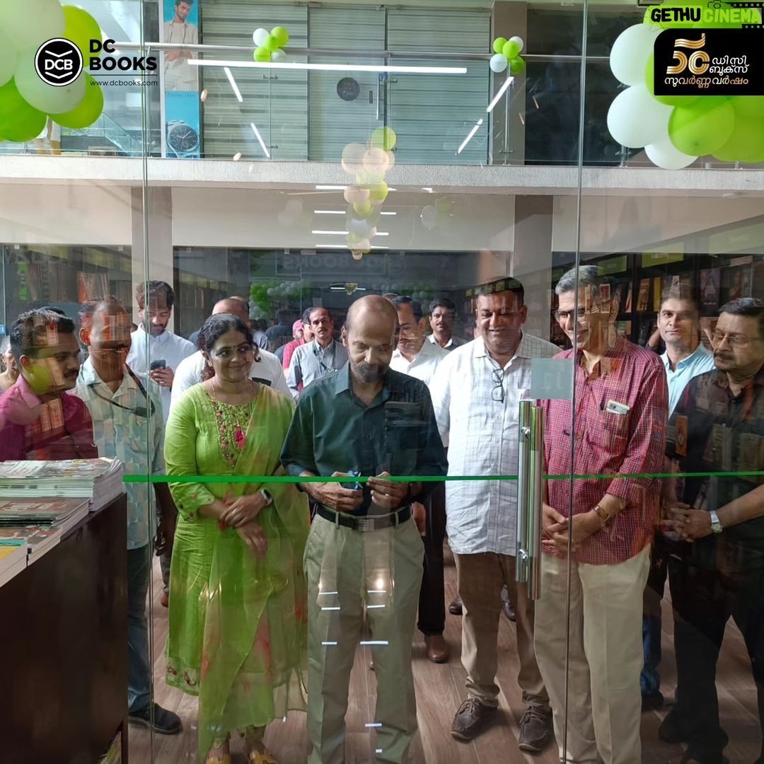 Aswathy Sreekanth Instagram - തൃപ്പൂണിത്തുറ കെ മാളില് ആരംഭിച്ച ഡി സി ബുക്സിന്റെ പുതിയ പുസ്തകശാല എഴുത്തുകാരന് ഇ പി ശ്രീകുമാര് ഉദ്ഘാടനം ചെയ്തു. എഴുത്തുകാരിയും അഭിനേത്രിയുമായ അശ്വതി ശ്രീകാന്ത് ആദ്യ വില്പ്പന നിര്വ്വഹിച്ചു. ഉദ്ഘാടനത്തോടനുബന്ധിച്ച് മാര്ച്ച് 4 മുതല് 25 വരെ സ്പെഷ്യല് ഓഫറുകളാണ് ഇവിടെ ഒരുക്കിയിരിക്കുന്നത്. എല്ലാ അക്ഷരസ്നേഹികള്ക്കും ഹൃദ്യമായ സ്വാഗതം... #dcbooks #bookshop #bookstore #grandopening #tripunithura #epsreekumar #aswathysreekanth Kalarikkans K-Mall