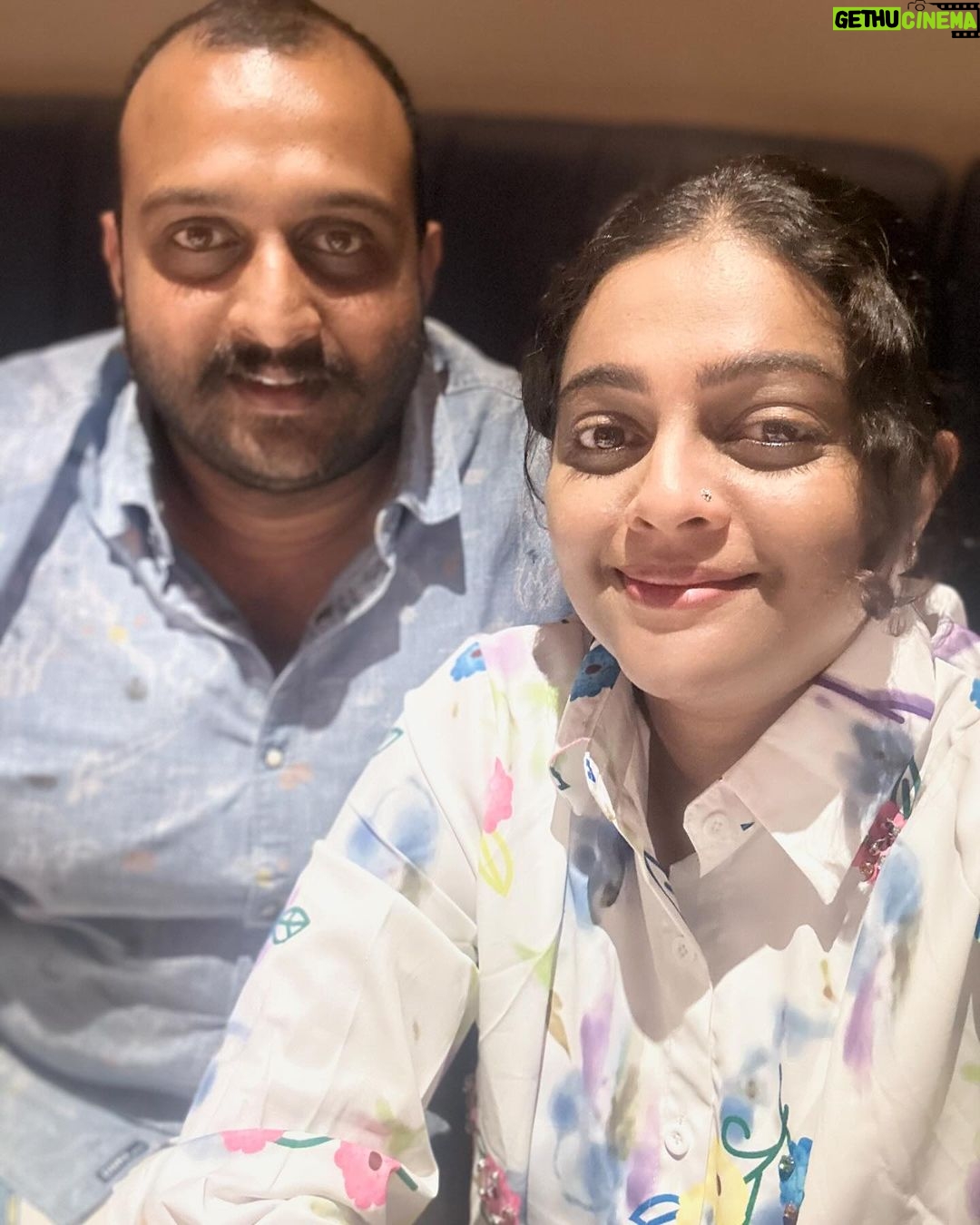 Aswathy Sreekanth Instagram - എന്നേക്കാൾ നാല് വർഷവും നാല് ദിവസവും ഇളയവൻ. എന്റെ പേര് അശ്വതിയെന്നായത് കൊണ്ട് മാത്രം അമൽ എന്ന ‘വെറൈറ്റി’ പേര് കിട്ടിയവൻ 😂 കൈയൂക്ക് കൊണ്ട് ഒരു യുദ്ധത്തിലും എനിക്കവനെ തോൽപ്പിക്കാൻ പറ്റിയിട്ടില്ല. മുടിക്ക് കുത്തിപ്പിടിച്ച് മുതുകിന് ഇടിച്ച് കളയും 🙄 പിന്നെ തോട്ടിലൂടെ ഒഴുകി വന്ന് കിട്ടിയതാണെന്നും, വീട്ടിൽ വേറെ ആർക്കുമില്ലാത്ത പൊക്കം നിനക്കു കിട്ടിയത് അങ്ങനാണെന്നും പറഞ്ഞ് മെന്റലി തളർത്തിയാണ് സൂർത്തുക്കളെ, ഞാൻ പിടിച്ച് നിന്നിരുന്നത് 😎 അവസാനത്തെ ഉരുളയ്ക്ക് കൂട്ടാൻ സൂക്ഷിച്ച് സൂക്ഷിച്ച് പാത്രത്തിന്റ അരികത്ത് വയ്ക്കുന്ന വറുത്ത മീൻ കഷ്ണം ഒരു ദാക്ഷിണ്യവുമില്ലാതെ എടുത്തോണ്ട് പോണ ടിപ്പിക്കൽ അനിയൻ. അതറിയാവുന്ന അമ്മ അടുക്കളയിൽ എനിക്കൊരു കഷ്ണം മാറ്റി വച്ചിരുന്നത് കൊണ്ടാണ് ഞങ്ങടെ വീട്ടിൽ ജൻഡർ ഇക്വാളിറ്റി നില നിന്നു പോന്നത് 😎 മിനിറ്റിനു മൂന്ന് വച്ച് ബിസിനസ് ഐഡിയ വരും,അപ്പൊ തന്നെ ചേച്ചീന്നൊരു വിളി വരും. തെറ്റിയും തിരുത്തിയും പിന്നേം ചെയ്തും നീ പതിനെട്ട് തികയും മുന്നേ എടുത്ത ഉത്തരവാദിത്തങ്ങളിൽ തോറ്റ് കൊടുക്കാതെ നിൽക്കുന്നുണ്ടല്ലോ ! നീ നല്ല ഭർത്താവും മകനും അനിയനും ഒക്കെ ആവുമ്പോഴും ആണഹന്തകളുടെ തരി പോലുമില്ലാതെ, അമ്മയടുത്തില്ലാത്ത രണ്ട് കുഞ്ഞിപ്പിള്ളേരെ നീ വളർത്തിയത് കണ്ടപ്പഴാണ് എനിക്ക് നിന്നോട് ശരിക്കും ബഹുമാനം തോന്നിയത്. നമ്മളെ വളർത്തിയ അച്ഛനമ്മമാരോടും ❤️ നീ മുത്താണെന്ന് നിന്നോട് ഞാൻ പറഞ്ഞിട്ടിലെങ്കിലും നീ മുത്താടാ മുത്ത്. (നീയിപ്പോ കരയും ന്ന് എനിക്ക് അറിയാം 😂) എനിക്ക് സങ്കടം വന്നാൽ എന്നേക്കാൾ സങ്കടം വരുന്ന, ചേച്ചീടെ കുണുവാവയ്ക്ക് പിറന്നാൾ ഉമ്മ 😘
