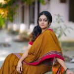 Aswathy Sreekanth Instagram - അപ്പൊ വയസ്സ് ഒന്ന് കൂടി. രണ്ടു മൂന്ന് നര അവിടിവിടെയായി വരവ് അറിയിച്ചിട്ടുണ്ട്. സന്തോഷം 🙄 പിറന്നാൾ ആശംസകൾക്ക്, സമ്മാനങ്ങൾക്ക്, സ്നേഹത്തിന് നന്ദി ! പിന്നേ...പണ്ടത്തെ എന്നെ കണ്ടാൽ ഇന്നത്തെ ഞാൻ എന്ത് പറയുമെന്നോ ? അച്ഛനും അമ്മയും ഉൾപ്പെടെ സകലരുടെയും അഭിപ്രായങ്ങളും ഇഷ്ടങ്ങളും നാളെ മാറും. അവനവന്റെ ബോധ്യങ്ങൾക്കും ഇഷ്ടങ്ങൾക്കും അനുസരിച്ചു കൂടി വേണം തീരുമാനങ്ങൾ എടുക്കാൻ. സമയമെന്ന് പറയുന്നത് ആയുസ്സാണ്. ആ ബോധത്തോടെ വേണം അതൊരാൾക്ക് കൊടുക്കാനും തിരിച്ചു വാങ്ങാനും എവിടെയും ചിലവാക്കാനും. എല്ലാവരെയും സന്തോഷിപ്പിച്ചിട്ട്, എല്ലാവരെ കൊണ്ടും നല്ലത് പറയിപ്പിച്ചിട്ട് ജീവിക്കാമെന്ന് കരുതണ്ട, നടക്കില്ല ! കണ്ണടച്ച് തുറക്കുമ്പോൾ ലോകം മാറും, മനുഷ്യര് മാറും, ശരിയും തെറ്റും മാറും, നമുക്കും മാറാൻ പറ്റണം. മാറ്റത്തിലാണ് ജീവിതത്തിന്റെ സൗന്ദര്യം. ഇന്ന് ഏറ്റവും വിലയുള്ളതെന്ന് തോന്നുന്ന പലതും അഞ്ചോ ആറോ വർഷങ്ങൾക്ക് അപ്പുറത്ത് തീർത്തും അപ്രസക്തമാവാൻ ഇടയുണ്ട്. വ്യക്തികൾ പോലും. നമ്മുടെ ഒരു സമയത്തെ അറിവും ബോദ്ധ്യവും അനുഭവ സമ്പത്തും വച്ചെടുക്കുന്ന ഒരു തീരുമാനം പിന്നീട് ഒരു സമയത്ത് തെറ്റായെന്ന് വരാം. എന്ന് വച്ച് സ്വയം കുറ്റപ്പെടുത്തി സമയം കളയരുത്. മറ്റുള്ളവരോട് എന്ന പോലെ അവനവനോടും ക്ഷമിക്കാൻ പഠിക്കണം. നാളെ കരയേണ്ടി വന്നാലോ എന്ന് പേടിച്ച് ഇന്ന് ചിരിക്കാതെ ഇരിക്കരുത്. സ്വയം സന്തോഷിക്കാതെ വേറെ ആരെയും സന്തോഷിപ്പിക്കാൻ ശ്രമിക്കുന്നതിൽ അർത്ഥമില്ല. സന്തോഷമുള്ള മനുഷ്യർക്കേ അത് പങ്കു വയ്ക്കാൻ കഴിയു ❤️ (അശ്വതി ശ്രീകാന്തിന്റെ മൊഴിമുത്തുകൾ ഒന്നുമല്ല, പലരും അനുഭവിച്ചതും തിരിച്ചറിഞ്ഞതും എഴുതി വച്ചതും പറഞ്ഞതുമായ കാര്യങ്ങളിൽ എനിക്ക് ഏറ്റവും റിലേറ്റ് ചെയ്യാൻ പറ്റിയ കാര്യങ്ങൾ മാത്രമാണ് 😁) അപ്പൊ എല്ലാം പറഞ്ഞ പോലെ, എല്ലാരോടു സ്നേഹം 🤗