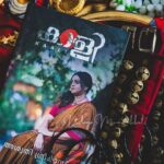 Aswathy Sreekanth Instagram - 𝐁𝐨𝐨𝐤📚- കാളി 𝐀𝐮𝐭𝐡𝐨𝐫✍️- Aswathy Sreekanth @aswathysreekanth 𝐆𝐞𝐧𝐫𝐞🎭- Stories 𝐏𝐚𝐠𝐞𝐬🗞️- 128 𝐑𝐚𝐭𝐢𝐧𝐠-⭐⭐⭐⭐⭐/5 പെണ്മനസ്സിന്റെ പ്രതീകങ്ങളായി അഴകോടെയും കരുത്തോടെയും അക്ഷരത്തിൽ നിറഞ്ഞു നിൽക്കുന്ന, ഒൻപത് കഥകളടങ്ങിയ പുസ്തകമാണ് കാളി. പല രൂപത്തിലും ഭാവത്തിലും നമുക്ക് മുൻപിലേക്ക്, പുസ്തക താളിലൂടെ ആഗതരാവുന്ന ഒൻപതോ അതിലേറെയോ പെണ്ണുങ്ങൾ. താളുകൾ മറിച്ചു തുടങ്ങിയപ്പോൾ,കുറച്ചു നാളുകൾ മുൻപ് വരെയും ഞാൻ ആനിയമ്മ ആയിരുന്നു എന്ന് തോന്നിയിട്ടുണ്ട്. സ്വന്തം കൊതികളെ ഉള്ളിലേക്കടച്ചു ജീവിച്ച ആനിയമ്മ. എവിടെ ഒക്കെയോ രശ്മിയെയും വീണയെയും ഒക്കെ ഞാൻ, എന്റെ ജീവിതത്തിൽ നിന്നു തന്നെ പൊടിതട്ടി കണ്ടു പിടിച്ചു . എനിക്ക് ചുറ്റും ചിത്തിരയും ചന്ദ്രയും താരയുമൊക്കെ ഉള്ളതായി ഞാൻ അറിഞ്ഞു.പുസ്തകത്തിൽ പറയുംപോലെ തന്നെ, കണ്ടുമറന്നതോ പറഞ്ഞു പിരിഞ്ഞതോ ആയ പെൺജീവിതങ്ങൾ ആണവ. മുഴുവനും വായിച്ചു അവസാനിപ്പിച്ചപ്പോൾ നിസ്സംശയം പറയാം, കാളി എന്റെ മനസ്സിലേക്ക് ചേർത്തു വെച്ച പ്രിയപ്പെട്ട പുസ്തകങ്ങളുടെ നിരയിലേക്ക് സ്ഥാനം പിടിച്ചു കഴിഞ്ഞു എന്ന്. തുടക്കത്തിലേ ആനിയമ്മയുടെ ജീവിതം കാട്ടി തന്ന മോട്ടിവേഷൻ ചെറുതൊന്നും അല്ല.എന്റെ ഡെലിവറി കഴിഞ്ഞുള്ള ഏകാന്ത സമയത്തൊക്കെ പദ്മയെ വളർത്താനുള്ള ആശ്വതി ചേച്ചീടെ ബദ്ധപാടുകൾ പറഞ്ഞ വിഡിയോകൾ ശെരിക്കും ഒരു വെളിച്ചം വീശൽ ആയിരുന്നു. അതുപോലെ കാളിയിൽ നിന്നും പലതും ജീവിതത്തിലേക്ക് ഊറുന്നുണ്ട്.പുസ്തകത്തീന്നുള്ള അറിവുറവ വറ്റാതെ ഇരിക്കട്ടെ. വ്യത്യസ്തമായ മലയാളം ടൈപ്പോഗ്രാഫിയിൽ കാളിയെന്ന പേരും ഒപ്പം ആശ്വതി ചേച്ചിയുടെ ഫോട്ടോയും കൂടി സുന്ദരമാക്കിയ മുഖചിത്രം കണ്ടപ്പോഴേ മനസിൽ കയറിക്കൂടിയതാണ് ഈ കാളിപ്പുസ്തകം.'ഠ' യില്ലാത്ത മുട്ടായികൾ തീർത്ത ഓളം ചെറുതൊന്നുമല്ല മനസ്സിൽ. അതുകൊണ്ടു തന്നെ, സമയമെടുത്തായാലും ഇനിയും ഇനിയും പുസ്തകങ്ങൾ എഴുതാൻ സർവ്വേശ്വരൻ ചേച്ചിയെ അനുഗ്രഹിക്കട്ടെ. . . . . . . . . . . . . . #kaali #aswathysreekanth #malayalambooks #mallubookstagram #mallubookie #malayalambookclub #malayalambooksandnovels #ᴍᴀʟᴀʏᴀʟᴀᴍʙᴏᴏᴋs #bookporn #bookaddict #bookphotography #bookcommunity #bookcollection #books #bookstagram #booklover #bookaddict #malayalambookreview #malayalambookstagram #malayalibookblogger #malayalamliterature #mallubookie #mallubookstagram #pusthakakangalude_lokam #pusthakam #bookblogger #bookishthoughts #bookaholic #booknerd #booklovers #malayalmbooks #bookrecommendations #aswathysreekanthbooks Bexhill, East Sussex