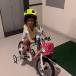 Aswathy Sreekanth Instagram - കമലയുടെ ആദ്യത്തെ സൈക്കിൾ ! നീല നിറമുള്ളൊരു മൂന്നു ചക്ര സൈക്കിൾ ആരുന്നു എന്റെ ആദ്യത്തെ സൈക്കിൾ. അവസാനത്തേതും... ! അതുകൊണ്ടെന്താ, സൈക്കിൾ ബാലൻസ് ഇല്ലാണ്ടാണ് കാർ ഓടിക്കുന്നത് 🙄😬