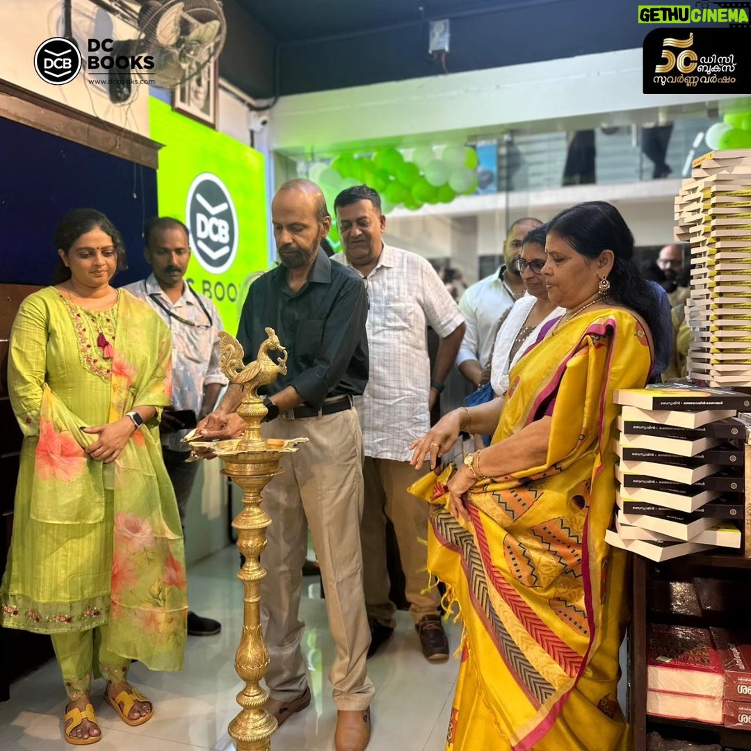 Aswathy Sreekanth Instagram - തൃപ്പൂണിത്തുറ കെ മാളില് ആരംഭിച്ച ഡി സി ബുക്സിന്റെ പുതിയ പുസ്തകശാല എഴുത്തുകാരന് ഇ പി ശ്രീകുമാര് ഉദ്ഘാടനം ചെയ്തു. എഴുത്തുകാരിയും അഭിനേത്രിയുമായ അശ്വതി ശ്രീകാന്ത് ആദ്യ വില്പ്പന നിര്വ്വഹിച്ചു. ഉദ്ഘാടനത്തോടനുബന്ധിച്ച് മാര്ച്ച് 4 മുതല് 25 വരെ സ്പെഷ്യല് ഓഫറുകളാണ് ഇവിടെ ഒരുക്കിയിരിക്കുന്നത്. എല്ലാ അക്ഷരസ്നേഹികള്ക്കും ഹൃദ്യമായ സ്വാഗതം... #dcbooks #bookshop #bookstore #grandopening #tripunithura #epsreekumar #aswathysreekanth Kalarikkans K-Mall