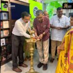 Aswathy Sreekanth Instagram - തൃപ്പൂണിത്തുറ കെ മാളില്‍ ആരംഭിച്ച ഡി സി ബുക്‌സിന്റെ പുതിയ പുസ്തകശാല എഴുത്തുകാരന്‍ ഇ പി ശ്രീകുമാര്‍ ഉദ്ഘാടനം ചെയ്തു. എഴുത്തുകാരിയും അഭിനേത്രിയുമായ അശ്വതി ശ്രീകാന്ത് ആദ്യ വില്‍പ്പന നിര്‍വ്വഹിച്ചു. ഉദ്ഘാടനത്തോടനുബന്ധിച്ച് മാര്‍ച്ച് 4 മുതല്‍ 25 വരെ സ്‌പെഷ്യല്‍ ഓഫറുകളാണ് ഇവിടെ ഒരുക്കിയിരിക്കുന്നത്. എല്ലാ അക്ഷരസ്‌നേഹികള്‍ക്കും ഹൃദ്യമായ സ്വാഗതം... #dcbooks #bookshop #bookstore #grandopening #tripunithura #epsreekumar #aswathysreekanth Kalarikkans K-Mall
