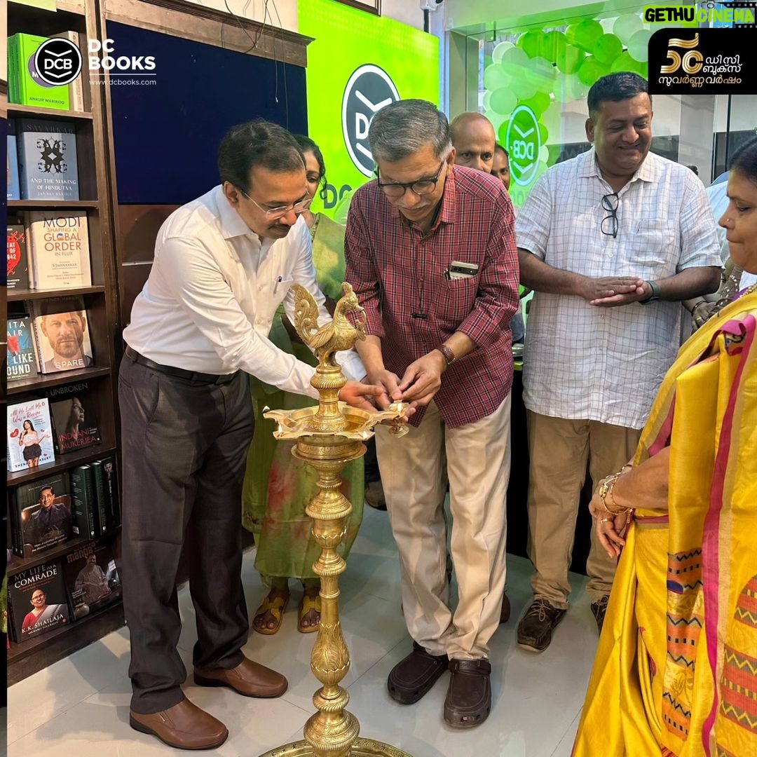 Aswathy Sreekanth Instagram - തൃപ്പൂണിത്തുറ കെ മാളില് ആരംഭിച്ച ഡി സി ബുക്സിന്റെ പുതിയ പുസ്തകശാല എഴുത്തുകാരന് ഇ പി ശ്രീകുമാര് ഉദ്ഘാടനം ചെയ്തു. എഴുത്തുകാരിയും അഭിനേത്രിയുമായ അശ്വതി ശ്രീകാന്ത് ആദ്യ വില്പ്പന നിര്വ്വഹിച്ചു. ഉദ്ഘാടനത്തോടനുബന്ധിച്ച് മാര്ച്ച് 4 മുതല് 25 വരെ സ്പെഷ്യല് ഓഫറുകളാണ് ഇവിടെ ഒരുക്കിയിരിക്കുന്നത്. എല്ലാ അക്ഷരസ്നേഹികള്ക്കും ഹൃദ്യമായ സ്വാഗതം... #dcbooks #bookshop #bookstore #grandopening #tripunithura #epsreekumar #aswathysreekanth Kalarikkans K-Mall