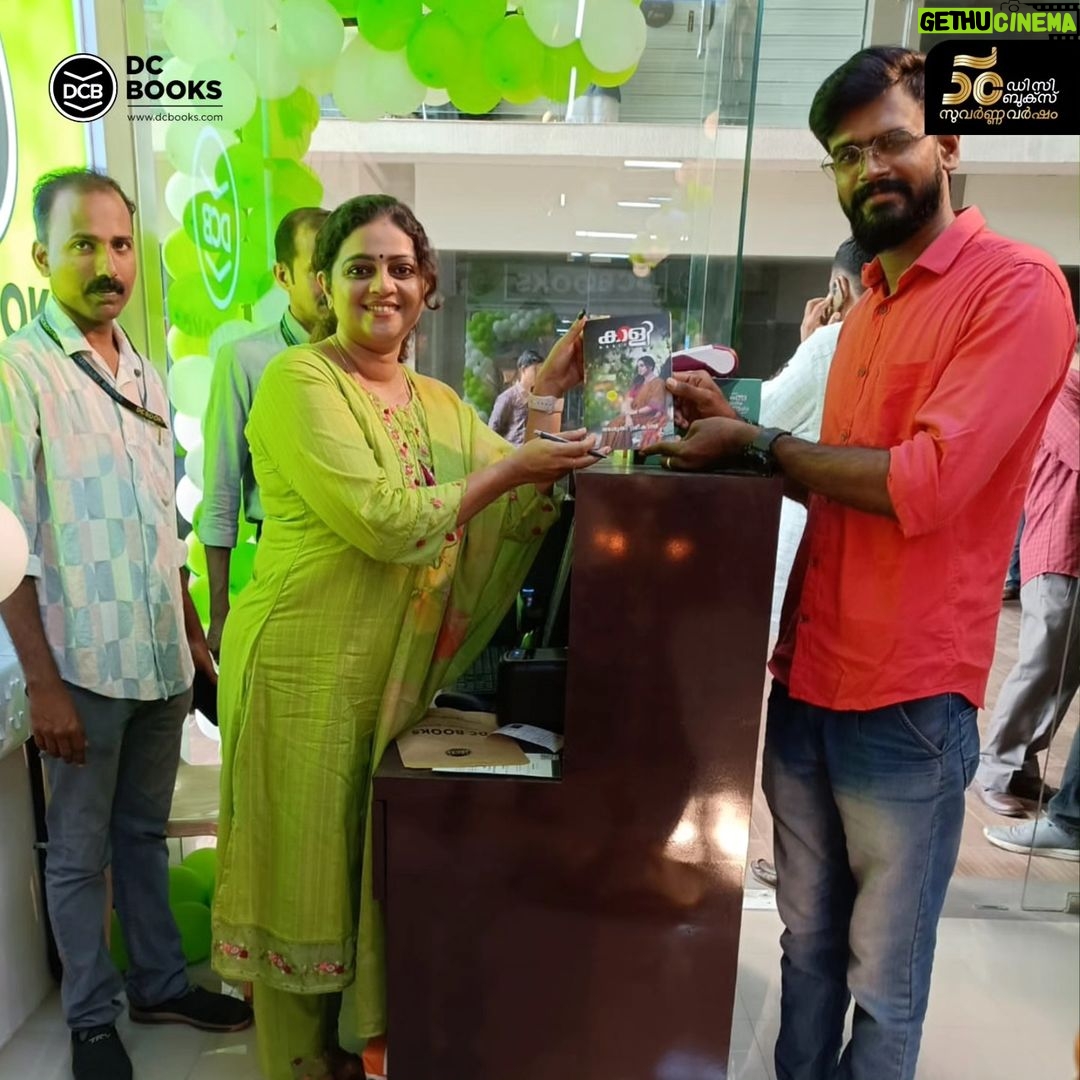 Aswathy Sreekanth Instagram - തൃപ്പൂണിത്തുറ കെ മാളില് ആരംഭിച്ച ഡി സി ബുക്സിന്റെ പുതിയ പുസ്തകശാല എഴുത്തുകാരന് ഇ പി ശ്രീകുമാര് ഉദ്ഘാടനം ചെയ്തു. എഴുത്തുകാരിയും അഭിനേത്രിയുമായ അശ്വതി ശ്രീകാന്ത് ആദ്യ വില്പ്പന നിര്വ്വഹിച്ചു. ഉദ്ഘാടനത്തോടനുബന്ധിച്ച് മാര്ച്ച് 4 മുതല് 25 വരെ സ്പെഷ്യല് ഓഫറുകളാണ് ഇവിടെ ഒരുക്കിയിരിക്കുന്നത്. എല്ലാ അക്ഷരസ്നേഹികള്ക്കും ഹൃദ്യമായ സ്വാഗതം... #dcbooks #bookshop #bookstore #grandopening #tripunithura #epsreekumar #aswathysreekanth Kalarikkans K-Mall