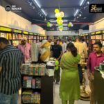 Aswathy Sreekanth Instagram - തൃപ്പൂണിത്തുറ കെ മാളില്‍ ആരംഭിച്ച ഡി സി ബുക്‌സിന്റെ പുതിയ പുസ്തകശാല എഴുത്തുകാരന്‍ ഇ പി ശ്രീകുമാര്‍ ഉദ്ഘാടനം ചെയ്തു. എഴുത്തുകാരിയും അഭിനേത്രിയുമായ അശ്വതി ശ്രീകാന്ത് ആദ്യ വില്‍പ്പന നിര്‍വ്വഹിച്ചു. ഉദ്ഘാടനത്തോടനുബന്ധിച്ച് മാര്‍ച്ച് 4 മുതല്‍ 25 വരെ സ്‌പെഷ്യല്‍ ഓഫറുകളാണ് ഇവിടെ ഒരുക്കിയിരിക്കുന്നത്. എല്ലാ അക്ഷരസ്‌നേഹികള്‍ക്കും ഹൃദ്യമായ സ്വാഗതം... #dcbooks #bookshop #bookstore #grandopening #tripunithura #epsreekumar #aswathysreekanth Kalarikkans K-Mall