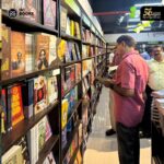 Aswathy Sreekanth Instagram - തൃപ്പൂണിത്തുറ കെ മാളില്‍ ആരംഭിച്ച ഡി സി ബുക്‌സിന്റെ പുതിയ പുസ്തകശാല എഴുത്തുകാരന്‍ ഇ പി ശ്രീകുമാര്‍ ഉദ്ഘാടനം ചെയ്തു. എഴുത്തുകാരിയും അഭിനേത്രിയുമായ അശ്വതി ശ്രീകാന്ത് ആദ്യ വില്‍പ്പന നിര്‍വ്വഹിച്ചു. ഉദ്ഘാടനത്തോടനുബന്ധിച്ച് മാര്‍ച്ച് 4 മുതല്‍ 25 വരെ സ്‌പെഷ്യല്‍ ഓഫറുകളാണ് ഇവിടെ ഒരുക്കിയിരിക്കുന്നത്. എല്ലാ അക്ഷരസ്‌നേഹികള്‍ക്കും ഹൃദ്യമായ സ്വാഗതം... #dcbooks #bookshop #bookstore #grandopening #tripunithura #epsreekumar #aswathysreekanth Kalarikkans K-Mall