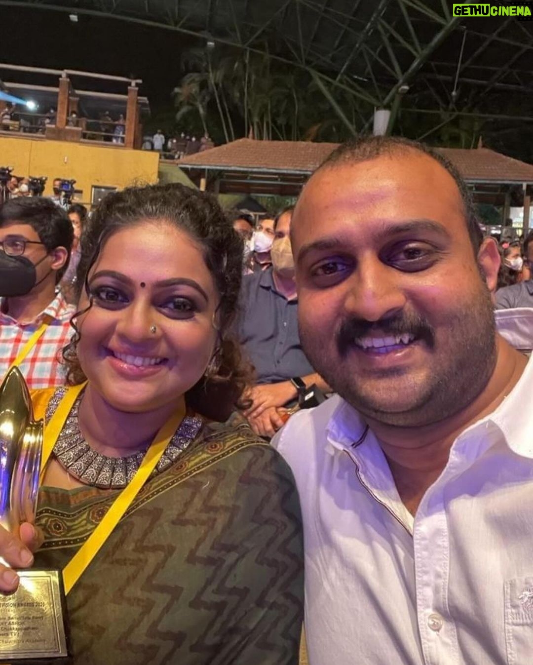 Aswathy Sreekanth Instagram - എന്നേക്കാൾ നാല് വർഷവും നാല് ദിവസവും ഇളയവൻ. എന്റെ പേര് അശ്വതിയെന്നായത് കൊണ്ട് മാത്രം അമൽ എന്ന ‘വെറൈറ്റി’ പേര് കിട്ടിയവൻ 😂 കൈയൂക്ക് കൊണ്ട് ഒരു യുദ്ധത്തിലും എനിക്കവനെ തോൽപ്പിക്കാൻ പറ്റിയിട്ടില്ല. മുടിക്ക് കുത്തിപ്പിടിച്ച് മുതുകിന് ഇടിച്ച് കളയും 🙄 പിന്നെ തോട്ടിലൂടെ ഒഴുകി വന്ന് കിട്ടിയതാണെന്നും, വീട്ടിൽ വേറെ ആർക്കുമില്ലാത്ത പൊക്കം നിനക്കു കിട്ടിയത് അങ്ങനാണെന്നും പറഞ്ഞ് മെന്റലി തളർത്തിയാണ് സൂർത്തുക്കളെ, ഞാൻ പിടിച്ച് നിന്നിരുന്നത് 😎 അവസാനത്തെ ഉരുളയ്ക്ക് കൂട്ടാൻ സൂക്ഷിച്ച് സൂക്ഷിച്ച് പാത്രത്തിന്റ അരികത്ത് വയ്ക്കുന്ന വറുത്ത മീൻ കഷ്ണം ഒരു ദാക്ഷിണ്യവുമില്ലാതെ എടുത്തോണ്ട് പോണ ടിപ്പിക്കൽ അനിയൻ. അതറിയാവുന്ന അമ്മ അടുക്കളയിൽ എനിക്കൊരു കഷ്ണം മാറ്റി വച്ചിരുന്നത് കൊണ്ടാണ് ഞങ്ങടെ വീട്ടിൽ ജൻഡർ ഇക്വാളിറ്റി നില നിന്നു പോന്നത് 😎 മിനിറ്റിനു മൂന്ന് വച്ച് ബിസിനസ് ഐഡിയ വരും,അപ്പൊ തന്നെ ചേച്ചീന്നൊരു വിളി വരും. തെറ്റിയും തിരുത്തിയും പിന്നേം ചെയ്തും നീ പതിനെട്ട് തികയും മുന്നേ എടുത്ത ഉത്തരവാദിത്തങ്ങളിൽ തോറ്റ് കൊടുക്കാതെ നിൽക്കുന്നുണ്ടല്ലോ ! നീ നല്ല ഭർത്താവും മകനും അനിയനും ഒക്കെ ആവുമ്പോഴും ആണഹന്തകളുടെ തരി പോലുമില്ലാതെ, അമ്മയടുത്തില്ലാത്ത രണ്ട് കുഞ്ഞിപ്പിള്ളേരെ നീ വളർത്തിയത് കണ്ടപ്പഴാണ് എനിക്ക് നിന്നോട് ശരിക്കും ബഹുമാനം തോന്നിയത്. നമ്മളെ വളർത്തിയ അച്ഛനമ്മമാരോടും ❤️ നീ മുത്താണെന്ന് നിന്നോട് ഞാൻ പറഞ്ഞിട്ടിലെങ്കിലും നീ മുത്താടാ മുത്ത്. (നീയിപ്പോ കരയും ന്ന് എനിക്ക് അറിയാം 😂) എനിക്ക് സങ്കടം വന്നാൽ എന്നേക്കാൾ സങ്കടം വരുന്ന, ചേച്ചീടെ കുണുവാവയ്ക്ക് പിറന്നാൾ ഉമ്മ 😘