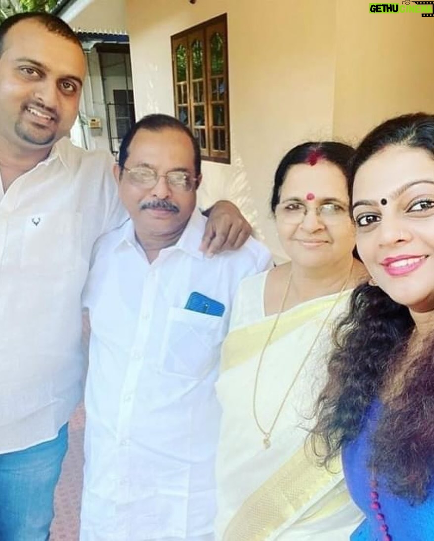 Aswathy Sreekanth Instagram - എന്നേക്കാൾ നാല് വർഷവും നാല് ദിവസവും ഇളയവൻ. എന്റെ പേര് അശ്വതിയെന്നായത് കൊണ്ട് മാത്രം അമൽ എന്ന ‘വെറൈറ്റി’ പേര് കിട്ടിയവൻ 😂 കൈയൂക്ക് കൊണ്ട് ഒരു യുദ്ധത്തിലും എനിക്കവനെ തോൽപ്പിക്കാൻ പറ്റിയിട്ടില്ല. മുടിക്ക് കുത്തിപ്പിടിച്ച് മുതുകിന് ഇടിച്ച് കളയും 🙄 പിന്നെ തോട്ടിലൂടെ ഒഴുകി വന്ന് കിട്ടിയതാണെന്നും, വീട്ടിൽ വേറെ ആർക്കുമില്ലാത്ത പൊക്കം നിനക്കു കിട്ടിയത് അങ്ങനാണെന്നും പറഞ്ഞ് മെന്റലി തളർത്തിയാണ് സൂർത്തുക്കളെ, ഞാൻ പിടിച്ച് നിന്നിരുന്നത് 😎 അവസാനത്തെ ഉരുളയ്ക്ക് കൂട്ടാൻ സൂക്ഷിച്ച് സൂക്ഷിച്ച് പാത്രത്തിന്റ അരികത്ത് വയ്ക്കുന്ന വറുത്ത മീൻ കഷ്ണം ഒരു ദാക്ഷിണ്യവുമില്ലാതെ എടുത്തോണ്ട് പോണ ടിപ്പിക്കൽ അനിയൻ. അതറിയാവുന്ന അമ്മ അടുക്കളയിൽ എനിക്കൊരു കഷ്ണം മാറ്റി വച്ചിരുന്നത് കൊണ്ടാണ് ഞങ്ങടെ വീട്ടിൽ ജൻഡർ ഇക്വാളിറ്റി നില നിന്നു പോന്നത് 😎 മിനിറ്റിനു മൂന്ന് വച്ച് ബിസിനസ് ഐഡിയ വരും,അപ്പൊ തന്നെ ചേച്ചീന്നൊരു വിളി വരും. തെറ്റിയും തിരുത്തിയും പിന്നേം ചെയ്തും നീ പതിനെട്ട് തികയും മുന്നേ എടുത്ത ഉത്തരവാദിത്തങ്ങളിൽ തോറ്റ് കൊടുക്കാതെ നിൽക്കുന്നുണ്ടല്ലോ ! നീ നല്ല ഭർത്താവും മകനും അനിയനും ഒക്കെ ആവുമ്പോഴും ആണഹന്തകളുടെ തരി പോലുമില്ലാതെ, അമ്മയടുത്തില്ലാത്ത രണ്ട് കുഞ്ഞിപ്പിള്ളേരെ നീ വളർത്തിയത് കണ്ടപ്പഴാണ് എനിക്ക് നിന്നോട് ശരിക്കും ബഹുമാനം തോന്നിയത്. നമ്മളെ വളർത്തിയ അച്ഛനമ്മമാരോടും ❤️ നീ മുത്താണെന്ന് നിന്നോട് ഞാൻ പറഞ്ഞിട്ടിലെങ്കിലും നീ മുത്താടാ മുത്ത്. (നീയിപ്പോ കരയും ന്ന് എനിക്ക് അറിയാം 😂) എനിക്ക് സങ്കടം വന്നാൽ എന്നേക്കാൾ സങ്കടം വരുന്ന, ചേച്ചീടെ കുണുവാവയ്ക്ക് പിറന്നാൾ ഉമ്മ 😘