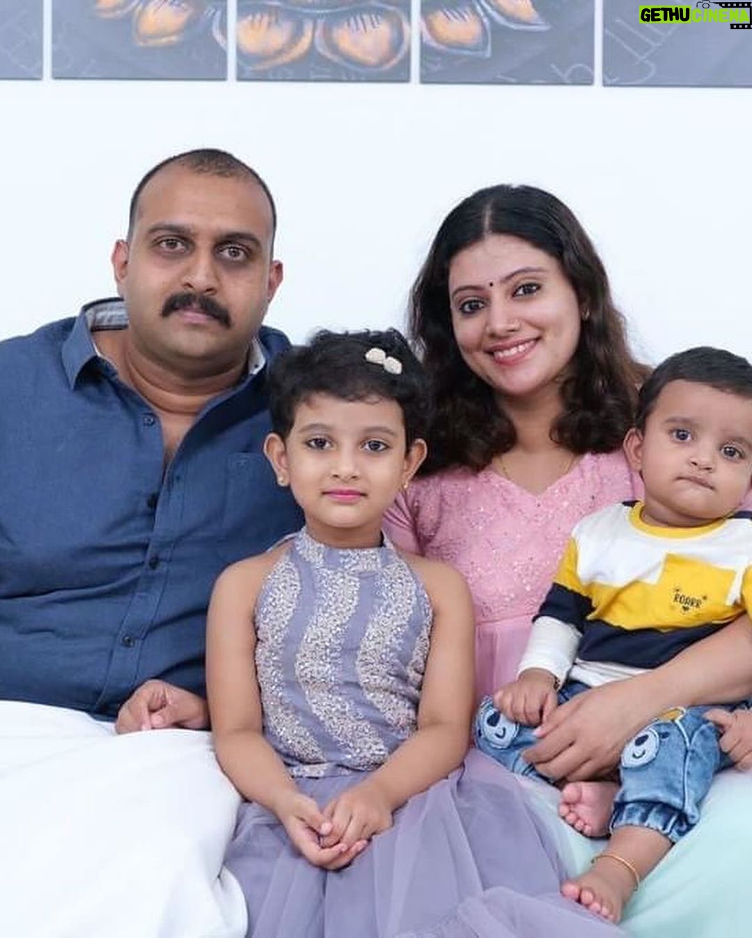 Aswathy Sreekanth Instagram - എന്നേക്കാൾ നാല് വർഷവും നാല് ദിവസവും ഇളയവൻ. എന്റെ പേര് അശ്വതിയെന്നായത് കൊണ്ട് മാത്രം അമൽ എന്ന ‘വെറൈറ്റി’ പേര് കിട്ടിയവൻ 😂 കൈയൂക്ക് കൊണ്ട് ഒരു യുദ്ധത്തിലും എനിക്കവനെ തോൽപ്പിക്കാൻ പറ്റിയിട്ടില്ല. മുടിക്ക് കുത്തിപ്പിടിച്ച് മുതുകിന് ഇടിച്ച് കളയും 🙄 പിന്നെ തോട്ടിലൂടെ ഒഴുകി വന്ന് കിട്ടിയതാണെന്നും, വീട്ടിൽ വേറെ ആർക്കുമില്ലാത്ത പൊക്കം നിനക്കു കിട്ടിയത് അങ്ങനാണെന്നും പറഞ്ഞ് മെന്റലി തളർത്തിയാണ് സൂർത്തുക്കളെ, ഞാൻ പിടിച്ച് നിന്നിരുന്നത് 😎 അവസാനത്തെ ഉരുളയ്ക്ക് കൂട്ടാൻ സൂക്ഷിച്ച് സൂക്ഷിച്ച് പാത്രത്തിന്റ അരികത്ത് വയ്ക്കുന്ന വറുത്ത മീൻ കഷ്ണം ഒരു ദാക്ഷിണ്യവുമില്ലാതെ എടുത്തോണ്ട് പോണ ടിപ്പിക്കൽ അനിയൻ. അതറിയാവുന്ന അമ്മ അടുക്കളയിൽ എനിക്കൊരു കഷ്ണം മാറ്റി വച്ചിരുന്നത് കൊണ്ടാണ് ഞങ്ങടെ വീട്ടിൽ ജൻഡർ ഇക്വാളിറ്റി നില നിന്നു പോന്നത് 😎 മിനിറ്റിനു മൂന്ന് വച്ച് ബിസിനസ് ഐഡിയ വരും,അപ്പൊ തന്നെ ചേച്ചീന്നൊരു വിളി വരും. തെറ്റിയും തിരുത്തിയും പിന്നേം ചെയ്തും നീ പതിനെട്ട് തികയും മുന്നേ എടുത്ത ഉത്തരവാദിത്തങ്ങളിൽ തോറ്റ് കൊടുക്കാതെ നിൽക്കുന്നുണ്ടല്ലോ ! നീ നല്ല ഭർത്താവും മകനും അനിയനും ഒക്കെ ആവുമ്പോഴും ആണഹന്തകളുടെ തരി പോലുമില്ലാതെ, അമ്മയടുത്തില്ലാത്ത രണ്ട് കുഞ്ഞിപ്പിള്ളേരെ നീ വളർത്തിയത് കണ്ടപ്പഴാണ് എനിക്ക് നിന്നോട് ശരിക്കും ബഹുമാനം തോന്നിയത്. നമ്മളെ വളർത്തിയ അച്ഛനമ്മമാരോടും ❤️ നീ മുത്താണെന്ന് നിന്നോട് ഞാൻ പറഞ്ഞിട്ടിലെങ്കിലും നീ മുത്താടാ മുത്ത്. (നീയിപ്പോ കരയും ന്ന് എനിക്ക് അറിയാം 😂) എനിക്ക് സങ്കടം വന്നാൽ എന്നേക്കാൾ സങ്കടം വരുന്ന, ചേച്ചീടെ കുണുവാവയ്ക്ക് പിറന്നാൾ ഉമ്മ 😘