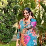 Aswathy Sreekanth Instagram - ഞാൻ ഇടയ്ക്ക് ഓർക്കാറുണ്ട്, ഇന്നത്തെ ഞാൻ ആ പഴയ പതിനഞ്ചു വയസ്സുള്ള പെൺകുട്ടിയെ കണ്ടാൽ എന്തൊക്കെയാവും പറയുക എന്ന് !! Will share that here tomorrow ❤️