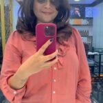 Aswathy Sreekanth Instagram – ആദ്യത്തെ പോസ്റ്റ്പാർട്ടം ഡിപ്രെഷനിൽ നിന്ന് തിരിച്ച് കയറിയതിന്റെ ആദ്യ സ്റ്റെപ്പ് ഒരു മുടി വെട്ടലായിരുന്നു. പ്രസവം കഴിഞ്ഞ് ജോലിക്ക് പോയി തുടങ്ങിയിരുന്നെങ്കിലും അപ്പോഴും അയഞ്ഞു തൂങ്ങിയ പഴയ മറ്റേർണിറ്റി ഡ്രെസ്സുകളിൽ തന്നെയായിരുന്നു ജീവിതം. കല്യാണ സമയത്ത് ഒരു ആവശ്യോമില്ലാതെ പോയി സ്ട്രൈറ്റ് ചെയ്ത് നശിപ്പിച്ച ചുരുളൻ മുടി, പ്രസവം കഴിഞ്ഞപ്പോഴേക്ക് വളർന്ന് തോളിന് താഴെ ഇറങ്ങിയിരുന്നു. പകുതി ചുരുണ്ടും ബാക്കി പശുവിന്റെ വാല് പോലെയും കിടന്ന മുടി വലിച്ചു വാരി കെട്ടി ചേരാത്ത ഉടുപ്പുകൾ മാത്രമിട്ട് കോലം കെട്ട് നടന്ന ആ എന്നെ എനിക്ക് പോലും തീരെ പരിചയമില്ലായിരുന്നു. ‘നീ ആ പുരികമെങ്കിലും ഒന്ന് ഷേപ്പ് ചെയ്യൂ’ന്ന്‌ ഭർത്താവ് വരെ പറഞ്ഞു തുടങ്ങിയ കാലം. പെട്ടെന്നൊരു ദിവസം എനിക്ക് മുടി വെട്ടണമെന്ന് ഒരു തോന്നൽ വന്നു. ‘ദേ ഈ കൊച്ചിനെ ഒന്ന് നോക്കിക്കോന്ന്’ കെട്ടിയോനെ പറഞ്ഞേൽപ്പിച്ച് ടാക്സി വിളിച്ച് നേരെ പോയത് പാർലറിലേക്കാണ്. സ്ട്രെയ്റ്റനിംഗ് ചെയ്ത മുടി മുഴുവൻ അങ്ങ് വെട്ടിയേക്കാൻ അവിടെ നിന്ന ഫിലിപ്പിനോ പെൺകൊച്ചിനോട് പറഞ്ഞ് കണ്ണടച്ചിരുന്നു കൊടുത്തു. അവളാ പണി കൃത്യമായി ചെയ്തു. അങ്ങനെ തോളൊപ്പം ചുരുണ്ട മുടിയുമായി പുത്തനൊരു ഞാൻ കണ്ണാടിയിൽ തെളിഞ്ഞു വന്നു. എന്തെന്നില്ലാത്ത സന്തോഷം കൊണ്ടെനിക്ക് വീർപ്പു മുട്ടി. കൃത്യം അളവിനുള്ള കുറച്ച് ഡ്രസ്സ് വാങ്ങലായിരുന്നു അടുത്തത്. 
സത്യത്തിൽ അതൊരു തുടക്കമായിരുന്നു. ജീവിതത്തിലേക്കുള്ള തിരിച്ച് വരവുകളിൽ സെൽഫ് കെയർ എത്രത്തോളം പ്രധാനമാണെന്ന് ഞാൻ തിരിച്ചറിഞ്ഞത് അന്നാണ്. ചില മുഷിപ്പൻ ദിവസങ്ങളിൽ ഒന്ന് മുടി വെട്ടുന്നതും ലക്ഷ്യമില്ലാതെ ഡ്രൈവ് പോകുന്നതും പാതിരാത്രി ഒറ്റയ്ക് ഐസ് ക്രീം ഓർഡർ ചെയ്ത് കഴിക്കുന്നതും ഒക്കെ ഞാൻ എന്നോട് കാണിക്കുന്ന ലവ് ലാംഗ്വേജ് ആണ്. അപ്പൊ പറഞ്ഞ് വന്നത്…ആകെ മടുത്ത് മുഷിഞ്ഞ് നിന്നൊരു സമയത്ത് ഇന്നലെ പോയെന്നു മുടി വെട്ടി, സ്വയം പുതുക്കി. ഒരു സന്തോഷം, സമാധാനം ❤️ 
Hair cutting is therapeutic for me ! Whats your therapy other than ‘therapy’ ?