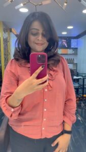 Aswathy Sreekanth Instagram - ആദ്യത്തെ പോസ്റ്റ്പാർട്ടം ഡിപ്രെഷനിൽ നിന്ന് തിരിച്ച് കയറിയതിന്റെ ആദ്യ സ്റ്റെപ്പ് ഒരു മുടി വെട്ടലായിരുന്നു. പ്രസവം കഴിഞ്ഞ് ജോലിക്ക് പോയി തുടങ്ങിയിരുന്നെങ്കിലും അപ്പോഴും അയഞ്ഞു തൂങ്ങിയ പഴയ മറ്റേർണിറ്റി ഡ്രെസ്സുകളിൽ തന്നെയായിരുന്നു ജീവിതം. കല്യാണ സമയത്ത് ഒരു ആവശ്യോമില്ലാതെ പോയി സ്ട്രൈറ്റ് ചെയ്ത് നശിപ്പിച്ച ചുരുളൻ മുടി, പ്രസവം കഴിഞ്ഞപ്പോഴേക്ക് വളർന്ന് തോളിന് താഴെ ഇറങ്ങിയിരുന്നു. പകുതി ചുരുണ്ടും ബാക്കി പശുവിന്റെ വാല് പോലെയും കിടന്ന മുടി വലിച്ചു വാരി കെട്ടി ചേരാത്ത ഉടുപ്പുകൾ മാത്രമിട്ട് കോലം കെട്ട് നടന്ന ആ എന്നെ എനിക്ക് പോലും തീരെ പരിചയമില്ലായിരുന്നു. ‘നീ ആ പുരികമെങ്കിലും ഒന്ന് ഷേപ്പ് ചെയ്യൂ’ന്ന്‌ ഭർത്താവ് വരെ പറഞ്ഞു തുടങ്ങിയ കാലം. പെട്ടെന്നൊരു ദിവസം എനിക്ക് മുടി വെട്ടണമെന്ന് ഒരു തോന്നൽ വന്നു. ‘ദേ ഈ കൊച്ചിനെ ഒന്ന് നോക്കിക്കോന്ന്’ കെട്ടിയോനെ പറഞ്ഞേൽപ്പിച്ച് ടാക്സി വിളിച്ച് നേരെ പോയത് പാർലറിലേക്കാണ്. സ്ട്രെയ്റ്റനിംഗ് ചെയ്ത മുടി മുഴുവൻ അങ്ങ് വെട്ടിയേക്കാൻ അവിടെ നിന്ന ഫിലിപ്പിനോ പെൺകൊച്ചിനോട് പറഞ്ഞ് കണ്ണടച്ചിരുന്നു കൊടുത്തു. അവളാ പണി കൃത്യമായി ചെയ്തു. അങ്ങനെ തോളൊപ്പം ചുരുണ്ട മുടിയുമായി പുത്തനൊരു ഞാൻ കണ്ണാടിയിൽ തെളിഞ്ഞു വന്നു. എന്തെന്നില്ലാത്ത സന്തോഷം കൊണ്ടെനിക്ക് വീർപ്പു മുട്ടി. കൃത്യം അളവിനുള്ള കുറച്ച് ഡ്രസ്സ് വാങ്ങലായിരുന്നു അടുത്തത്. സത്യത്തിൽ അതൊരു തുടക്കമായിരുന്നു. ജീവിതത്തിലേക്കുള്ള തിരിച്ച് വരവുകളിൽ സെൽഫ് കെയർ എത്രത്തോളം പ്രധാനമാണെന്ന് ഞാൻ തിരിച്ചറിഞ്ഞത് അന്നാണ്. ചില മുഷിപ്പൻ ദിവസങ്ങളിൽ ഒന്ന് മുടി വെട്ടുന്നതും ലക്ഷ്യമില്ലാതെ ഡ്രൈവ് പോകുന്നതും പാതിരാത്രി ഒറ്റയ്ക് ഐസ് ക്രീം ഓർഡർ ചെയ്ത് കഴിക്കുന്നതും ഒക്കെ ഞാൻ എന്നോട് കാണിക്കുന്ന ലവ് ലാംഗ്വേജ് ആണ്. അപ്പൊ പറഞ്ഞ് വന്നത്...ആകെ മടുത്ത് മുഷിഞ്ഞ് നിന്നൊരു സമയത്ത് ഇന്നലെ പോയെന്നു മുടി വെട്ടി, സ്വയം പുതുക്കി. ഒരു സന്തോഷം, സമാധാനം ❤️ Hair cutting is therapeutic for me ! Whats your therapy other than ‘therapy’ ?