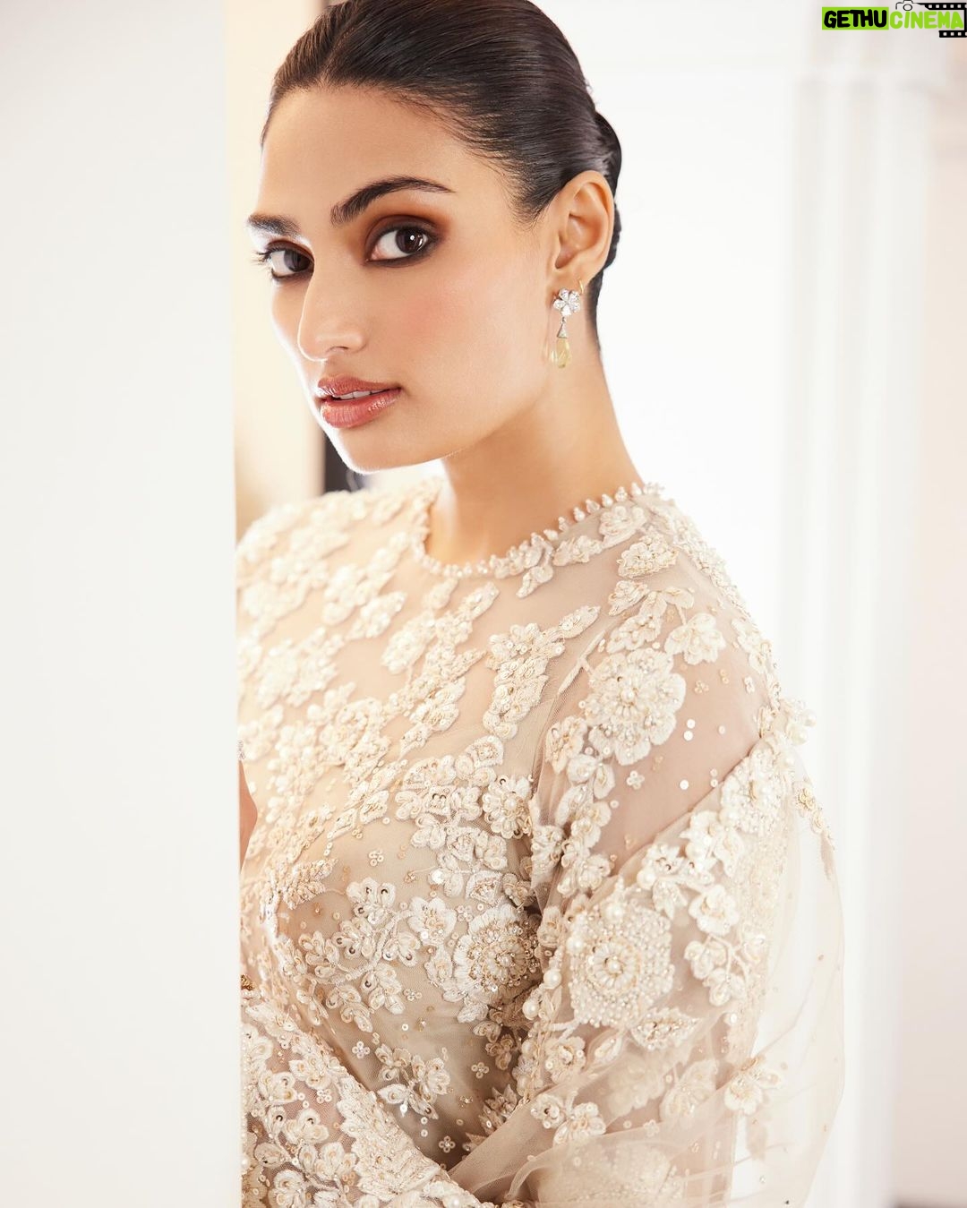 Athiya Shetty Instagram - Last night in Delhi for the iconic @seemagujraldesign ‘s new flagship store in The Dhan Mill, Chattarpur 🤍 Witnessing this stunning space that is a legacy of three decades, here’s to many more Outfit: @seemagujraldesign Styling: @rahulvijay1988 Photographer: @karishmabediphotography Make up: @Nishisingh_muah Hair: @kunjsharma_hair #SeemaGujral #chattarpur #Delhi #TheDhanMill