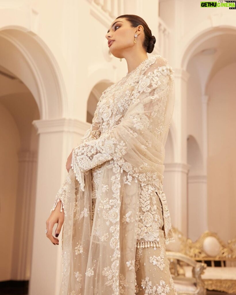 Athiya Shetty Instagram - Last night in Delhi for the iconic @seemagujraldesign ‘s new flagship store in The Dhan Mill, Chattarpur 🤍 Witnessing this stunning space that is a legacy of three decades, here’s to many more Outfit: @seemagujraldesign Styling: @rahulvijay1988 Photographer: @karishmabediphotography Make up: @Nishisingh_muah Hair: @kunjsharma_hair #SeemaGujral #chattarpur #Delhi #TheDhanMill